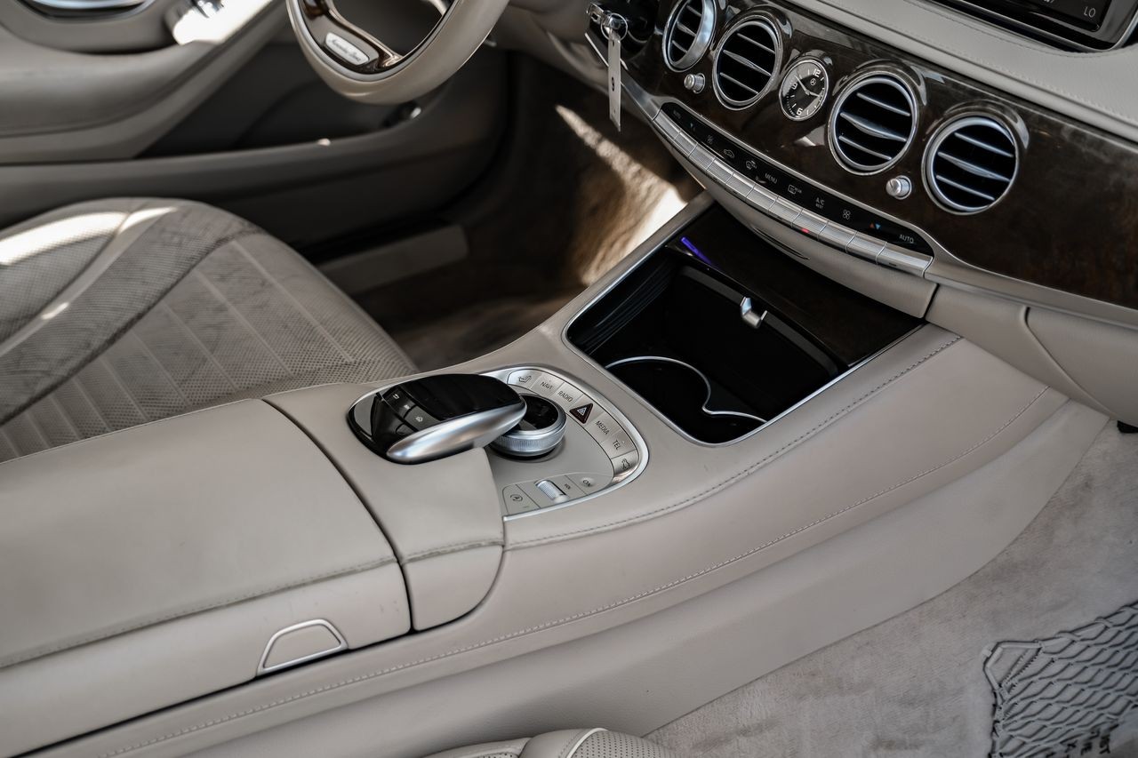 Mercedes-Benz S-Class Vehicle Main Gallery Image 23