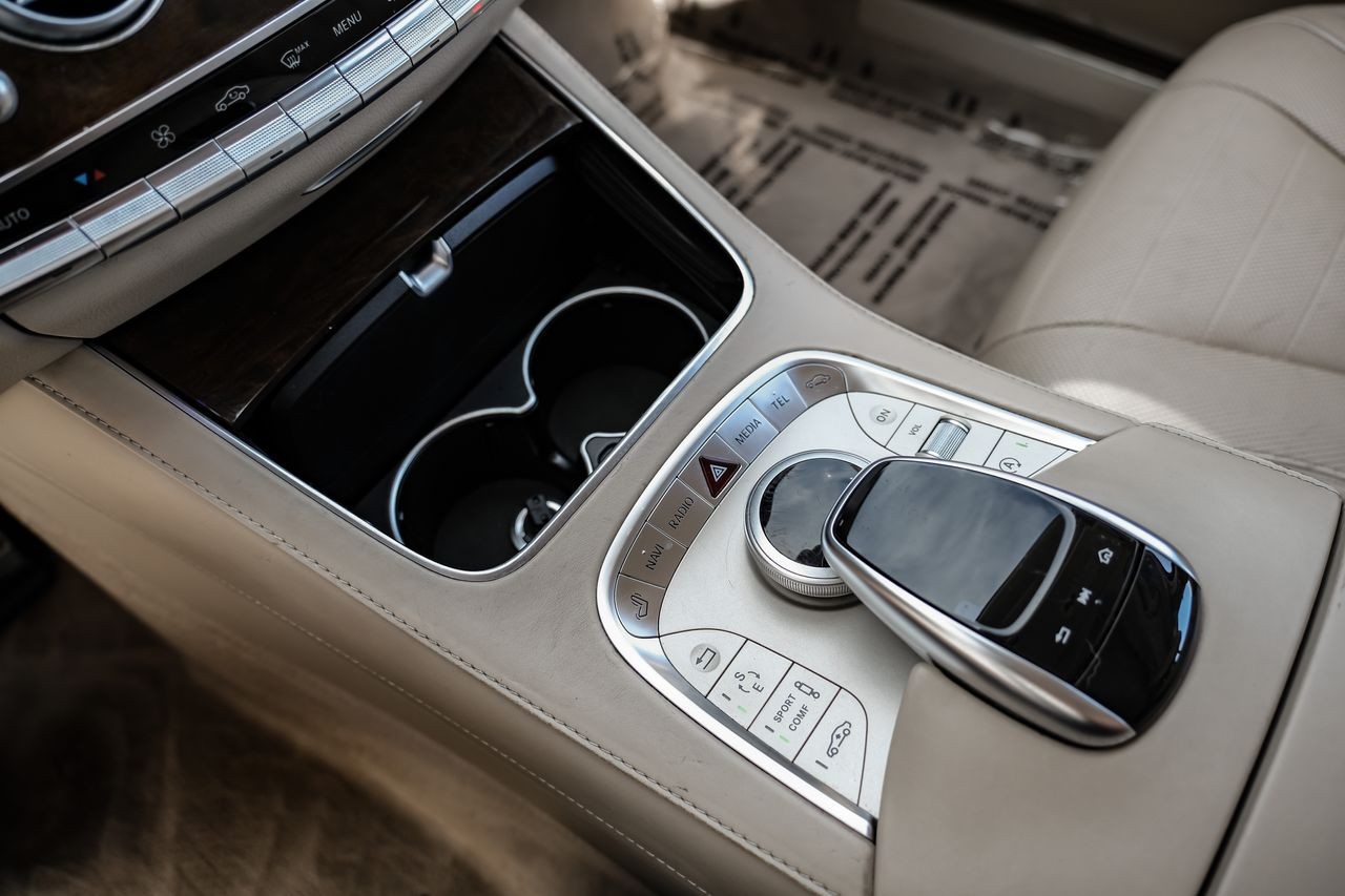 Mercedes-Benz S-Class Vehicle Main Gallery Image 25