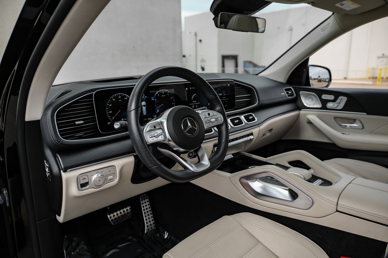 Mercedes-Benz GLS Vehicle Main Gallery Image 03