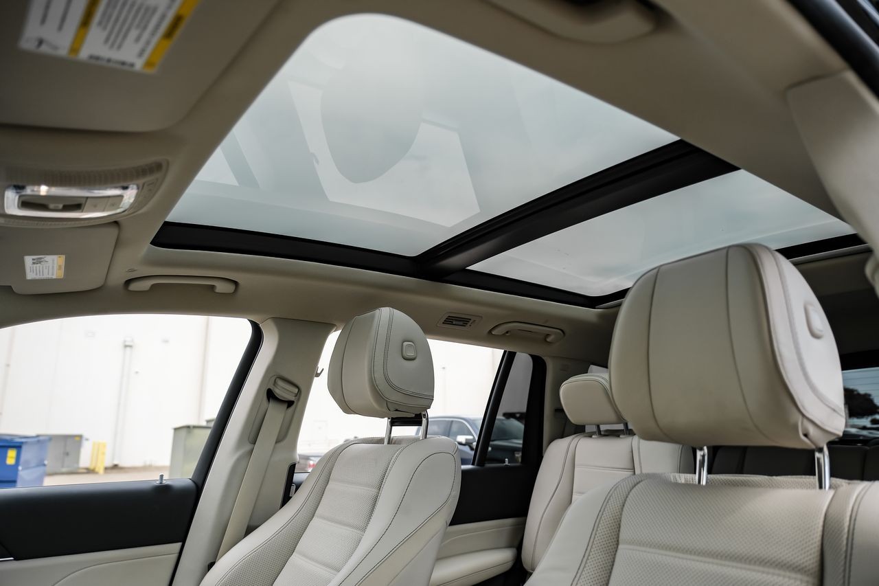 Mercedes-Benz GLS Vehicle Main Gallery Image 05