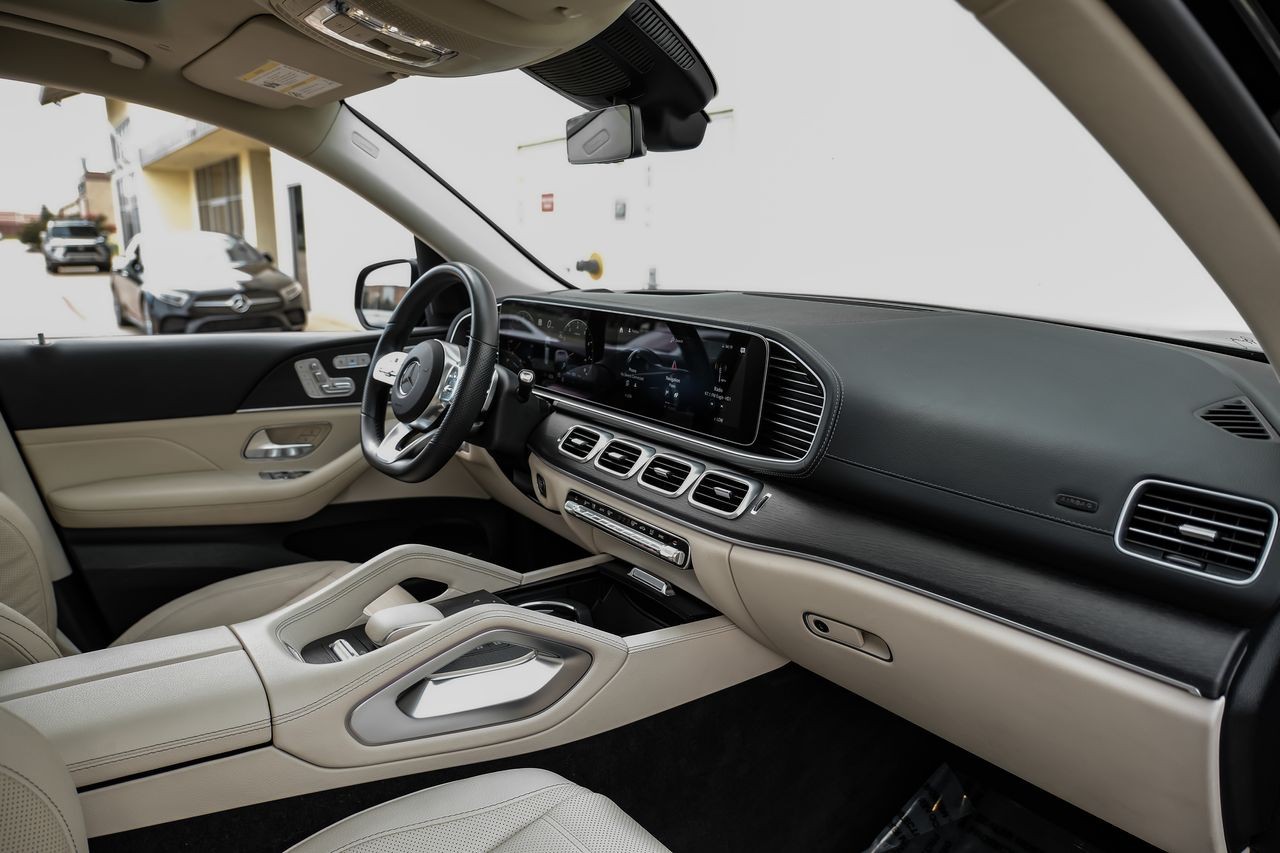 Mercedes-Benz GLS Vehicle Main Gallery Image 13