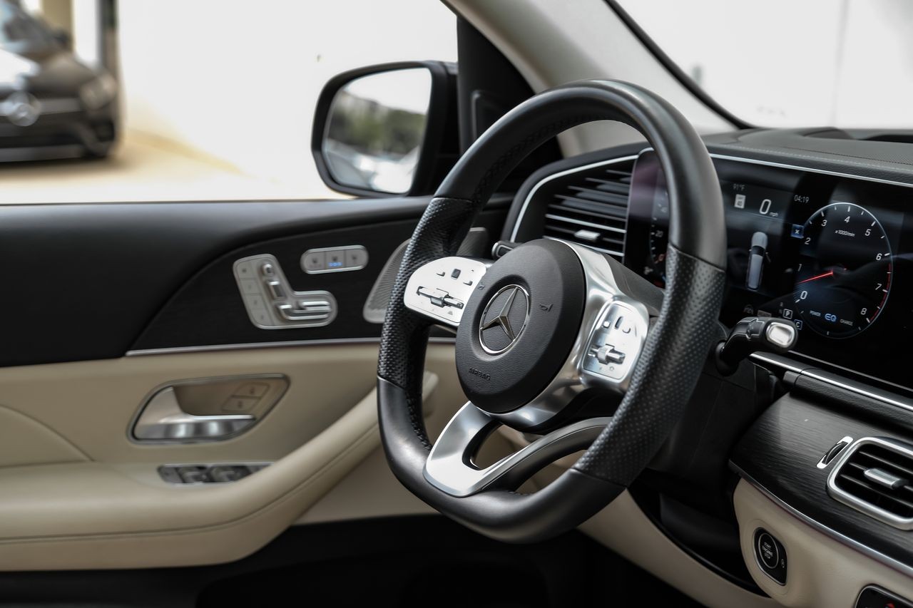 Mercedes-Benz GLS Vehicle Main Gallery Image 14