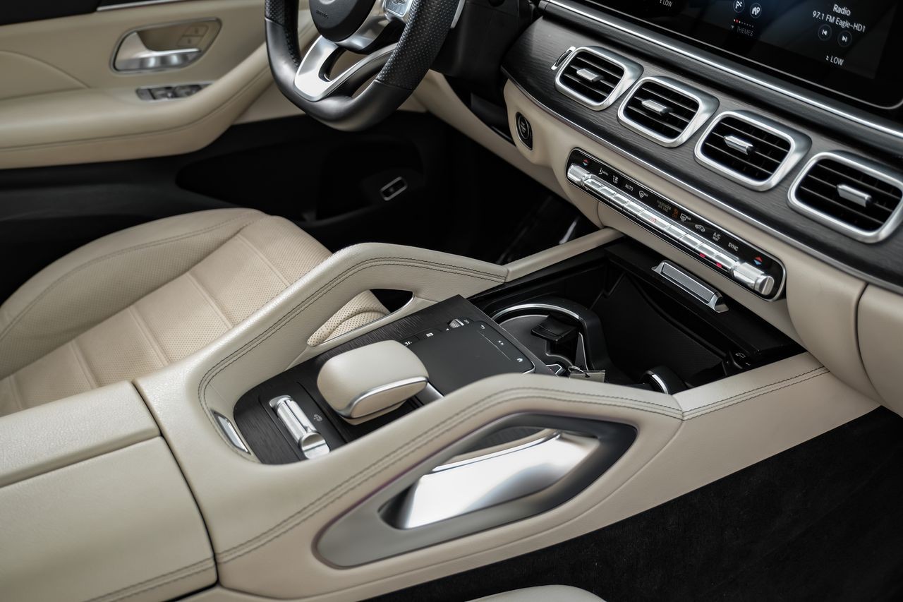 Mercedes-Benz GLS Vehicle Main Gallery Image 17