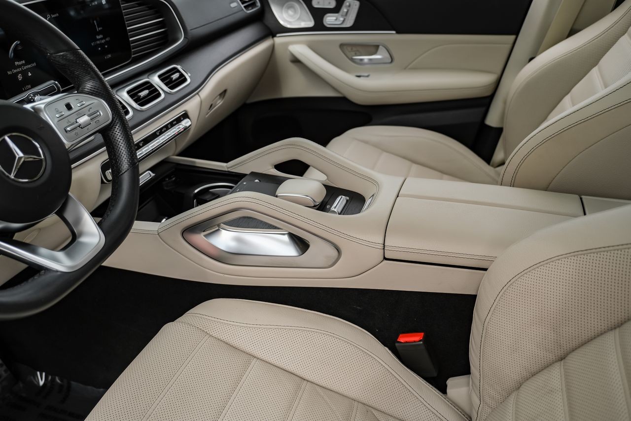 Mercedes-Benz GLS Vehicle Main Gallery Image 18