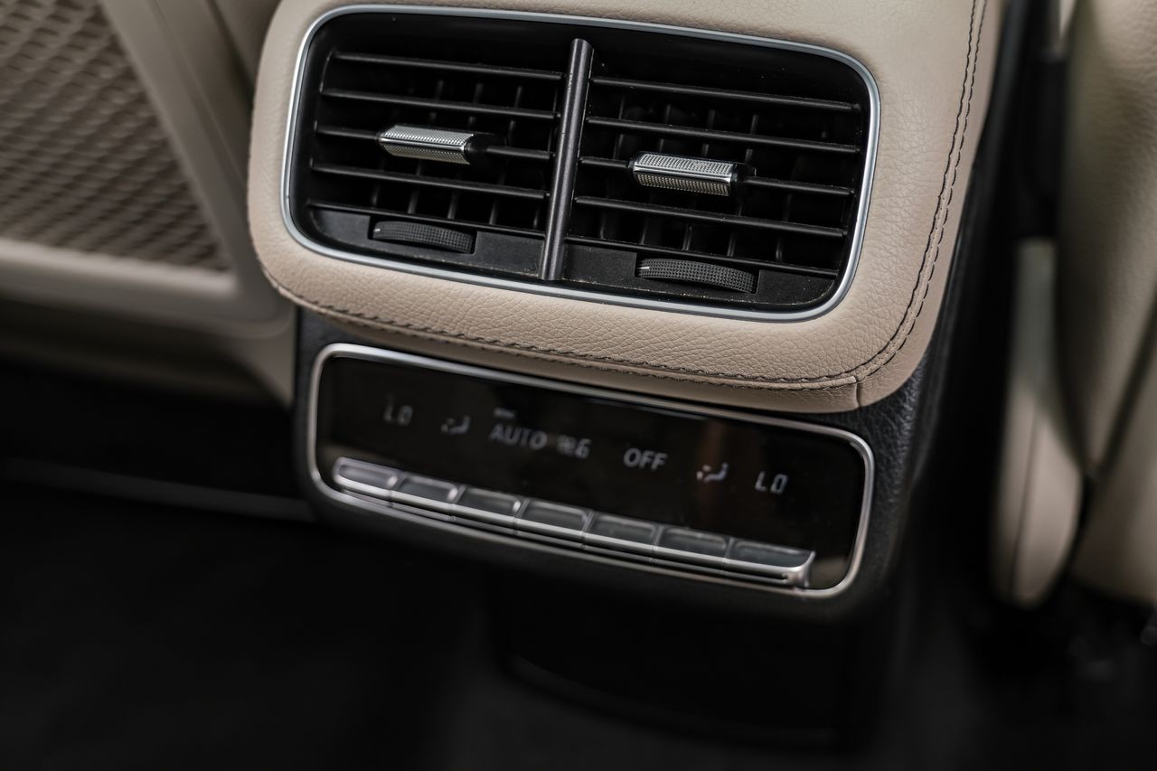 Mercedes-Benz GLS Vehicle Main Gallery Image 24