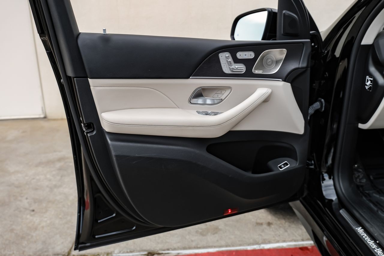 Mercedes-Benz GLS Vehicle Main Gallery Image 28