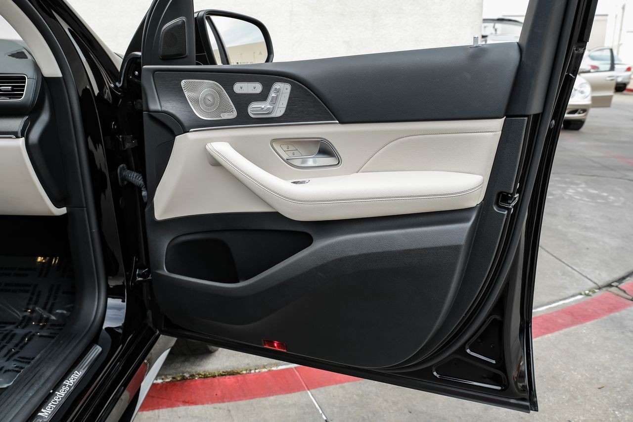 Mercedes-Benz GLS Vehicle Main Gallery Image 31