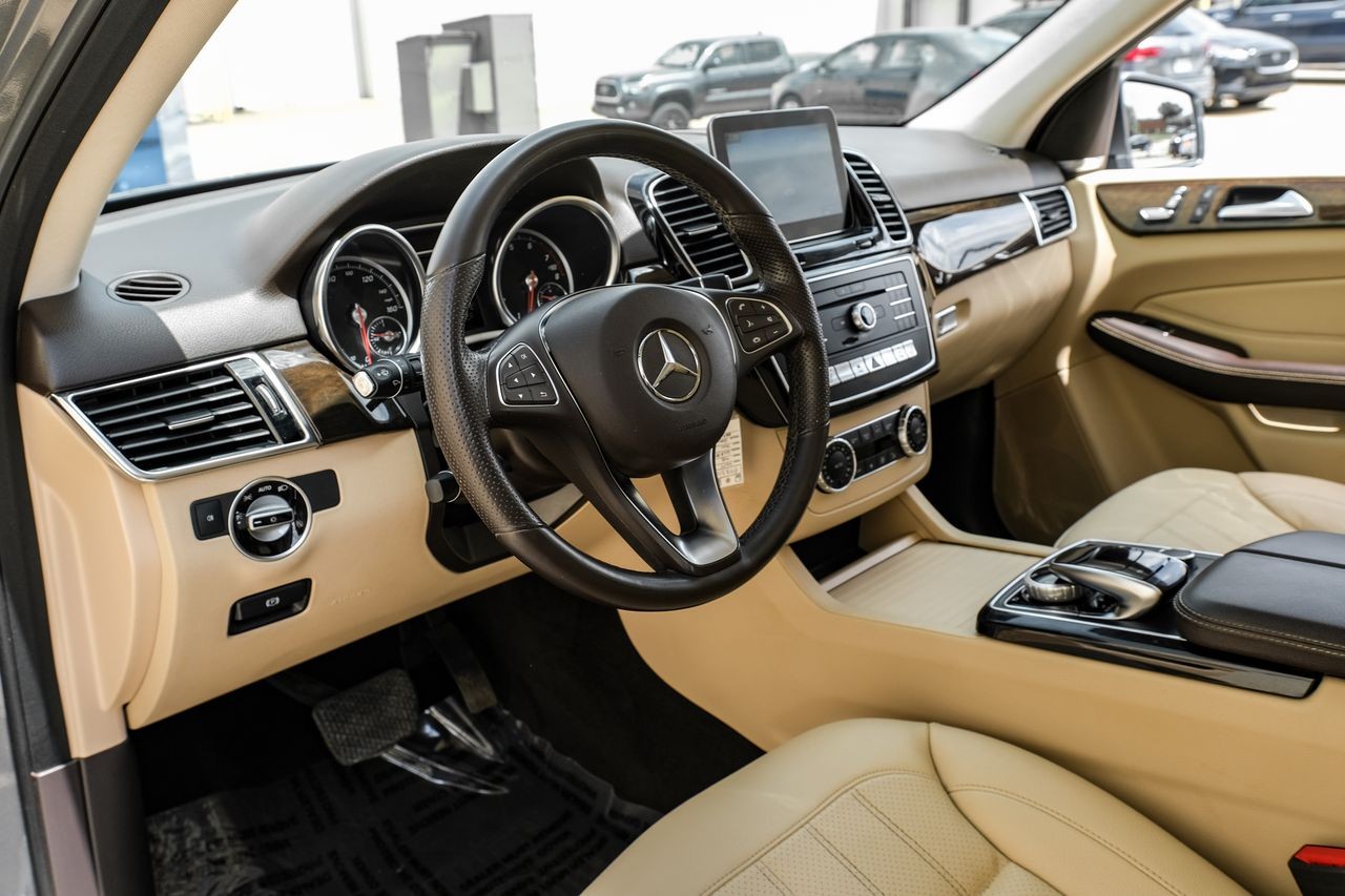 Mercedes-Benz GLE Vehicle Main Gallery Image 03