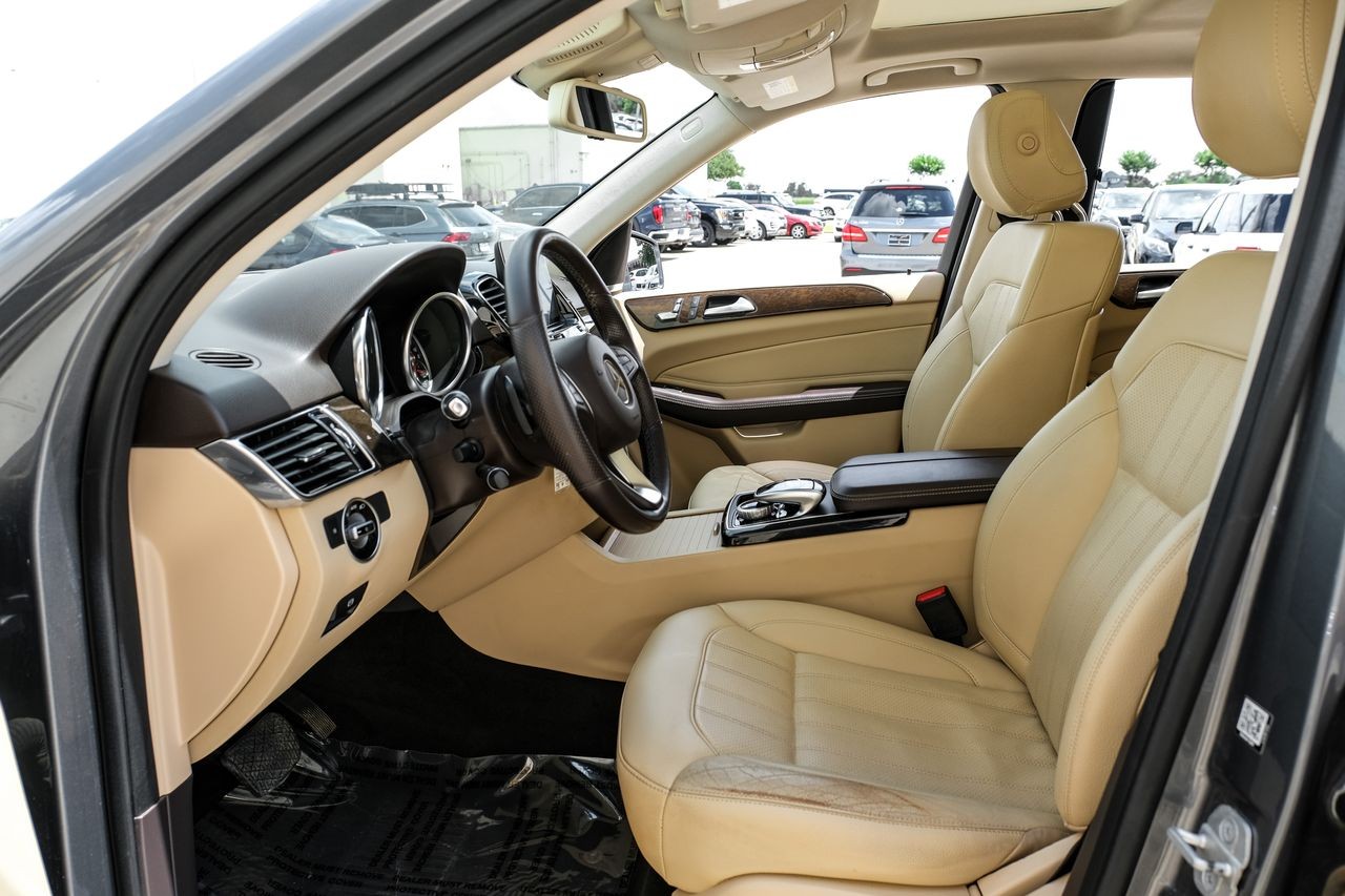 Mercedes-Benz GLE Vehicle Main Gallery Image 04