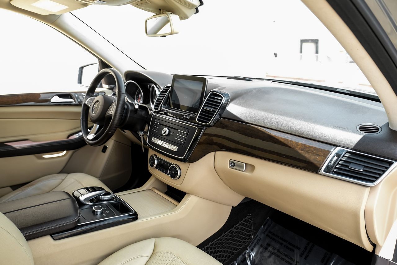 Mercedes-Benz GLE Vehicle Main Gallery Image 13
