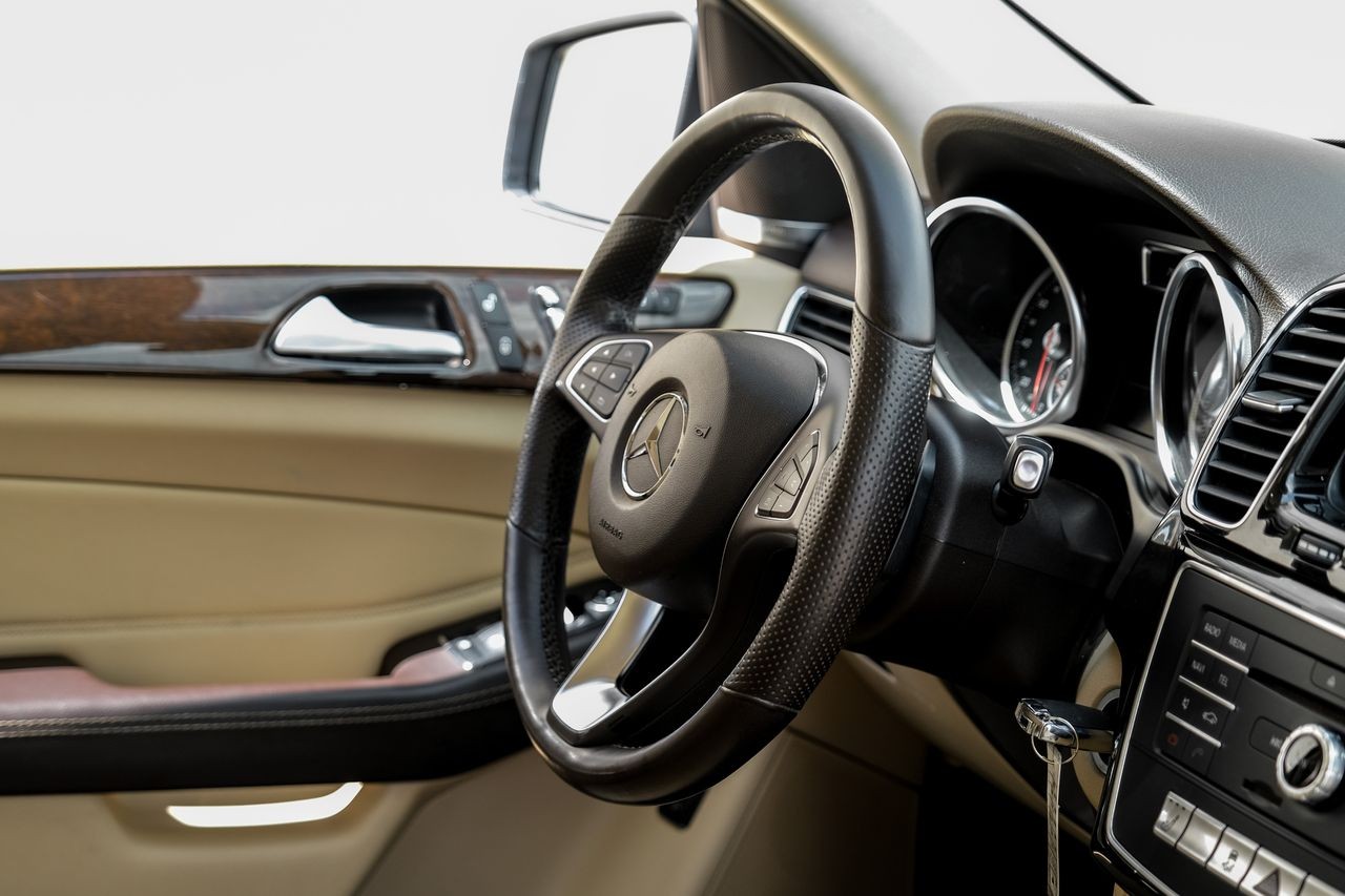 Mercedes-Benz GLE Vehicle Main Gallery Image 14