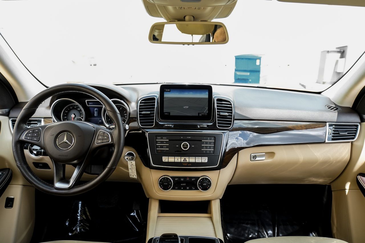 Mercedes-Benz GLE Vehicle Main Gallery Image 15