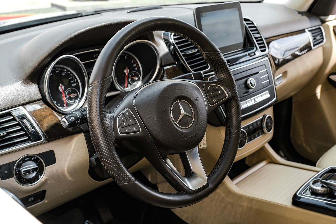 Mercedes-Benz GLE Vehicle Main Gallery Image 16