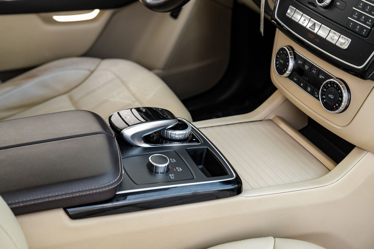Mercedes-Benz GLE Vehicle Main Gallery Image 22