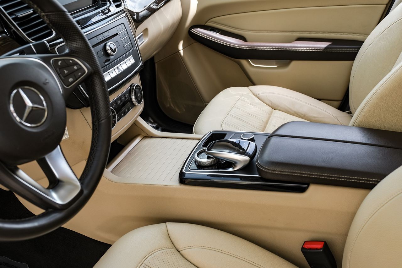 Mercedes-Benz GLE Vehicle Main Gallery Image 23