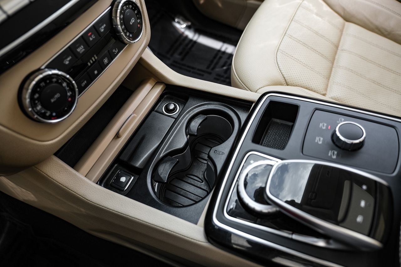 Mercedes-Benz GLE Vehicle Main Gallery Image 24