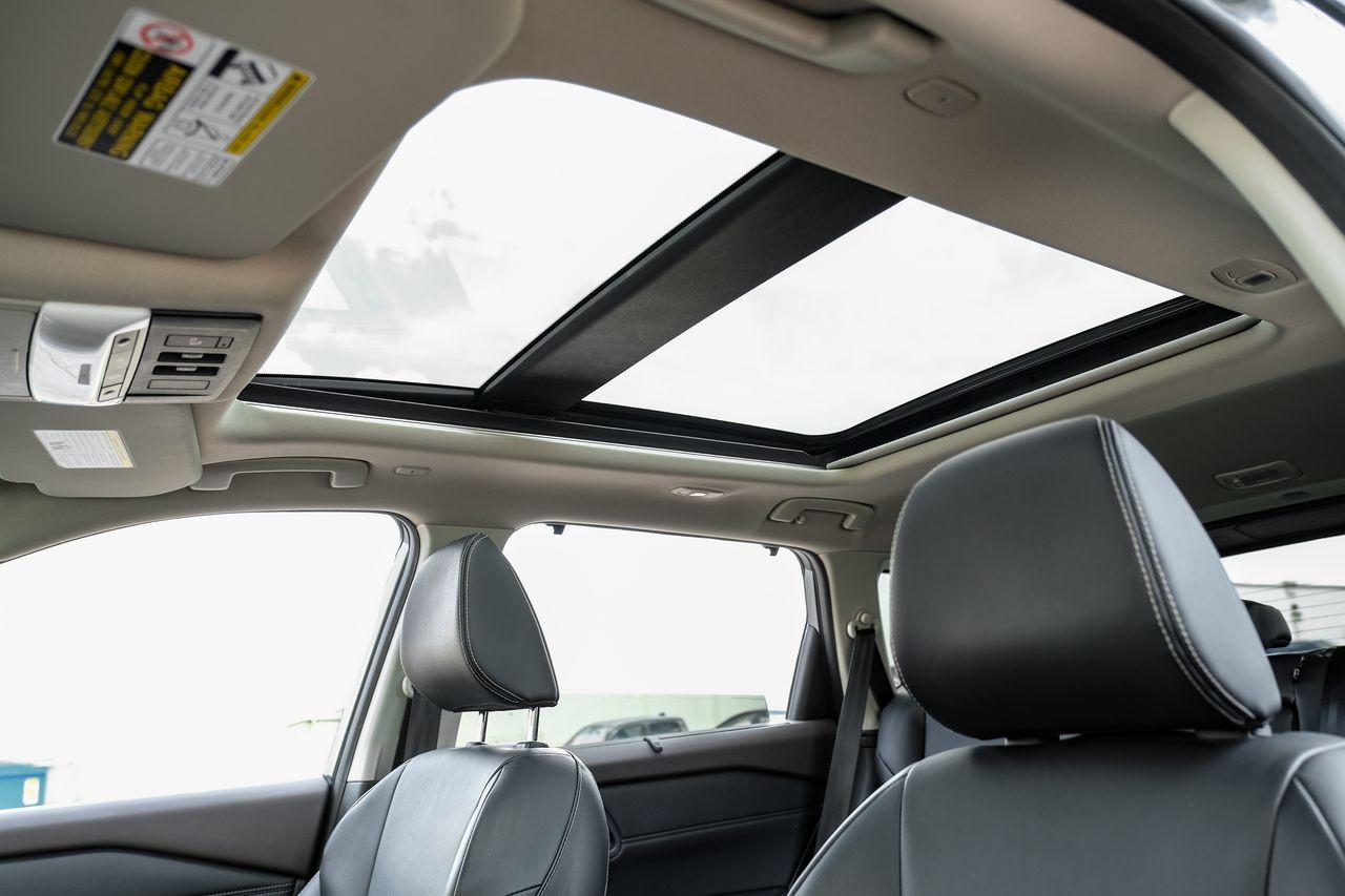 Nissan Rogue Vehicle Main Gallery Image 05
