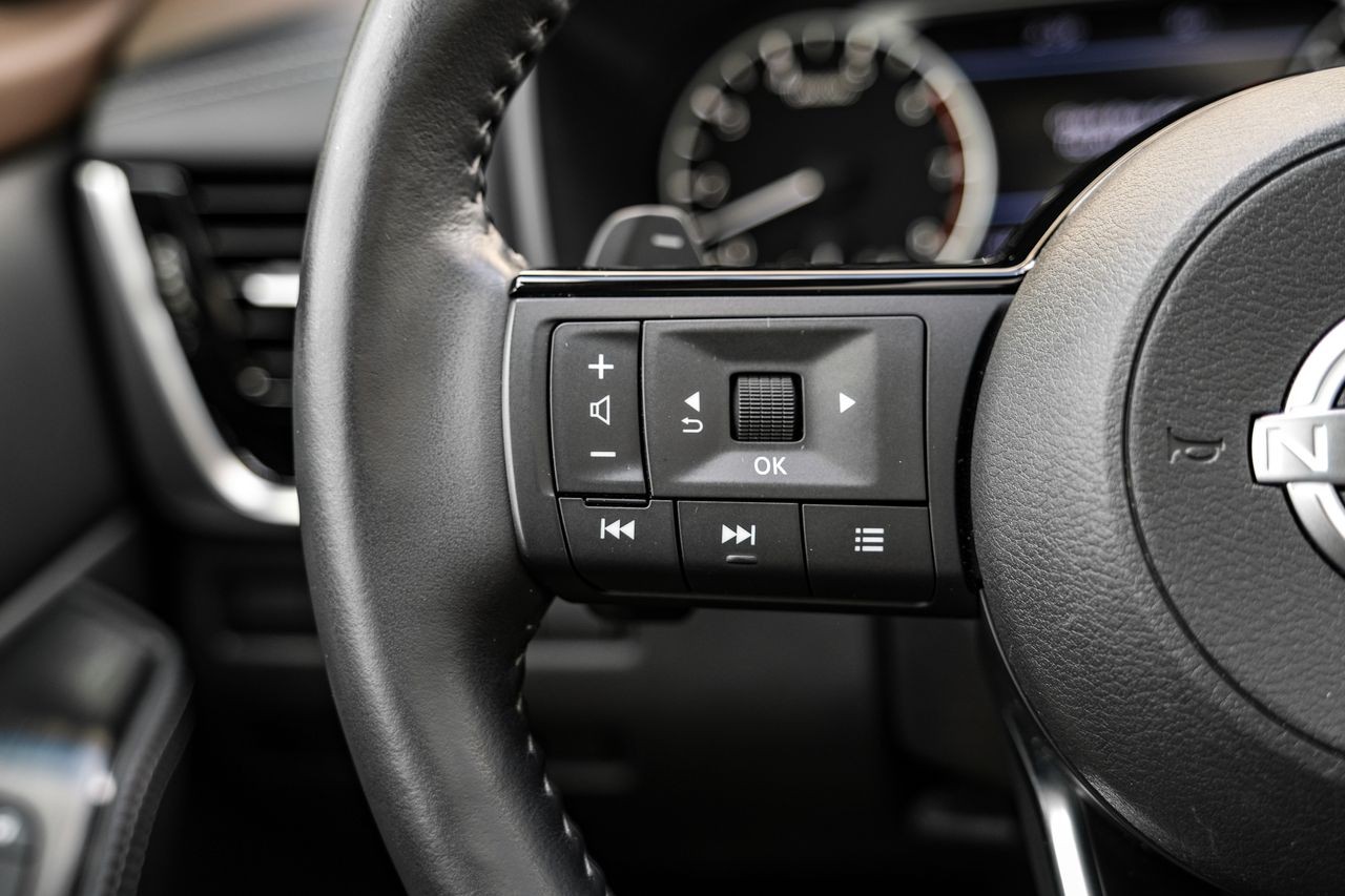 Nissan Rogue Vehicle Main Gallery Image 17