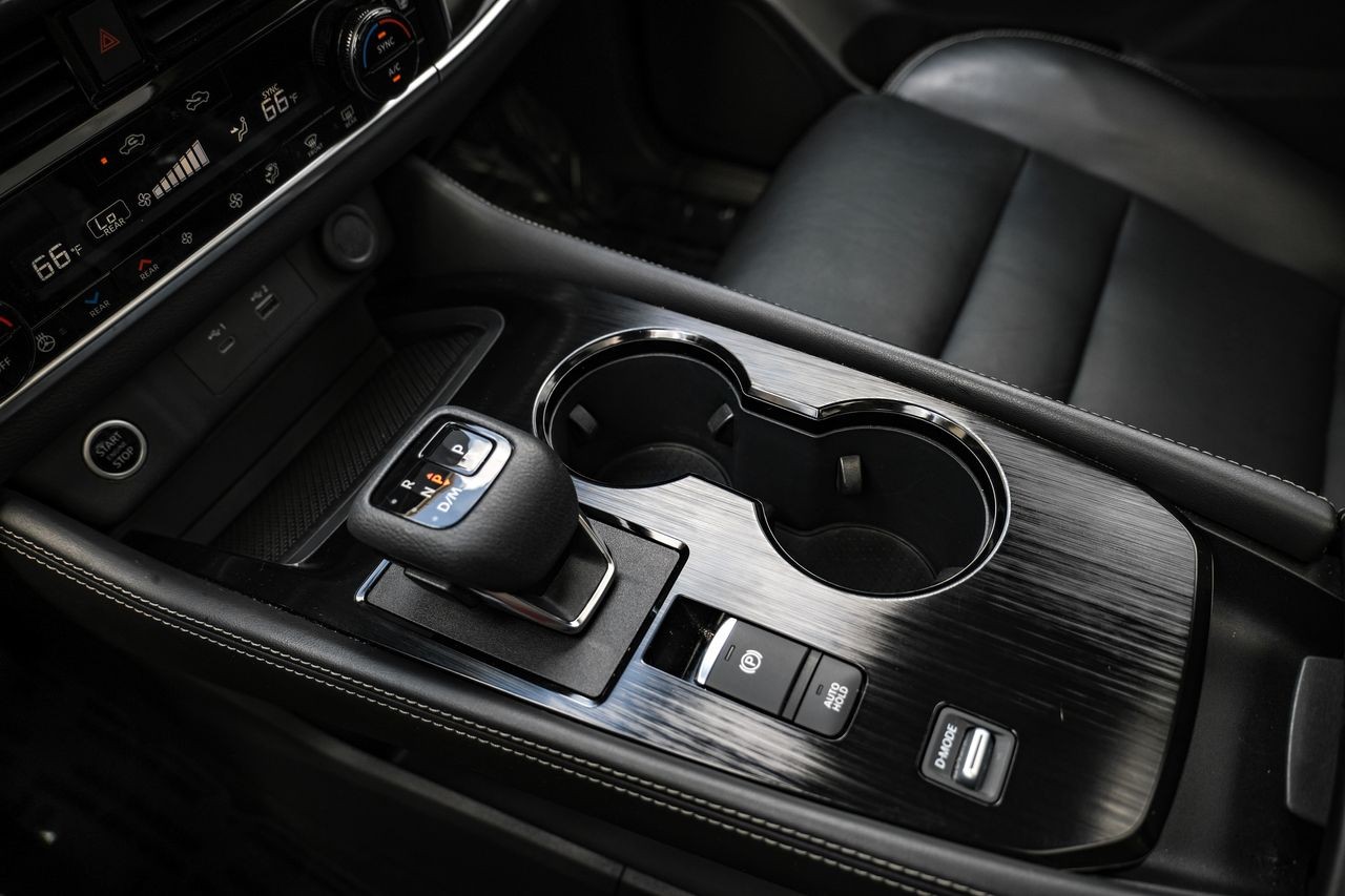 Nissan Rogue Vehicle Main Gallery Image 26