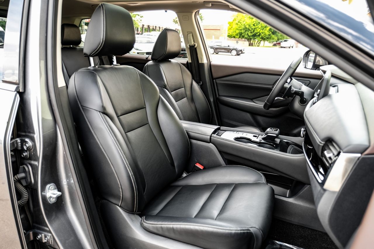Nissan Rogue Vehicle Main Gallery Image 32