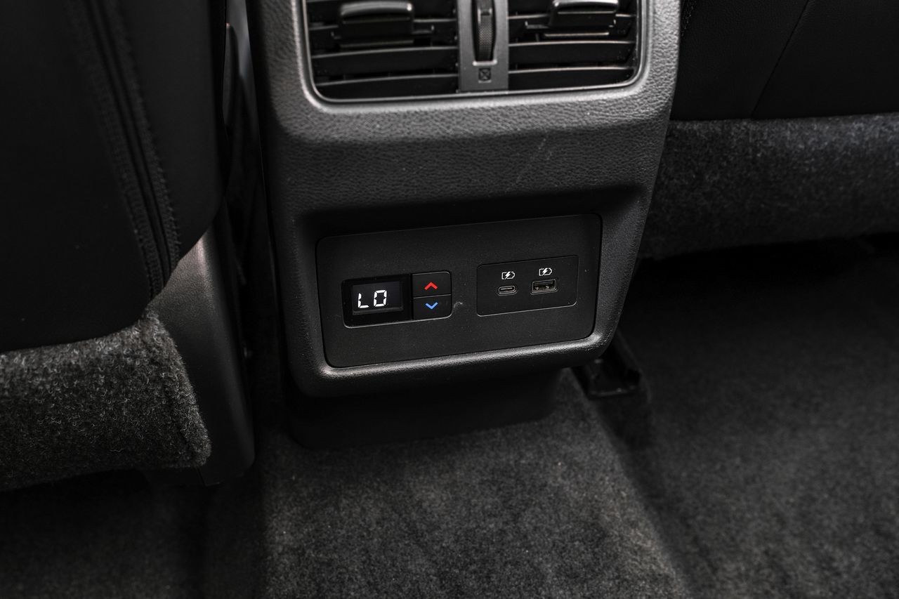 Nissan Rogue Vehicle Main Gallery Image 35