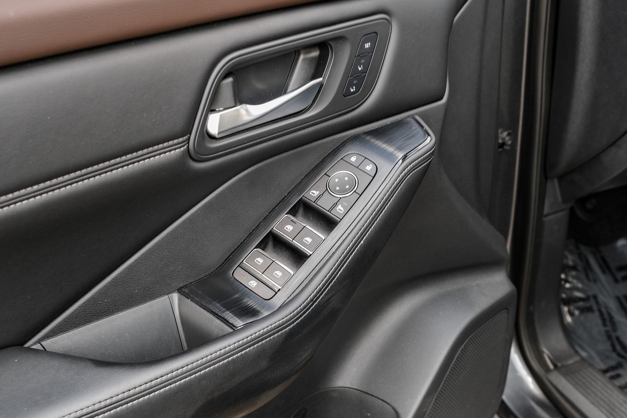 Nissan Rogue Vehicle Main Gallery Image 41