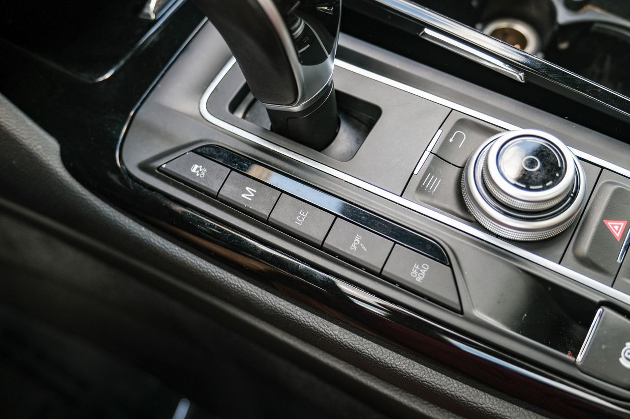 Maserati Levante Vehicle Main Gallery Image 24