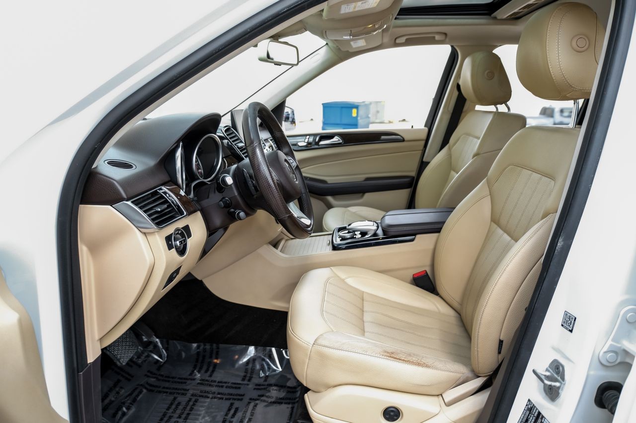 Mercedes-Benz GLE Vehicle Main Gallery Image 04