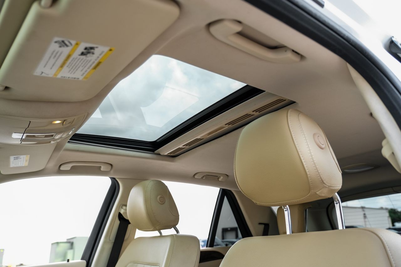 Mercedes-Benz GLE Vehicle Main Gallery Image 05