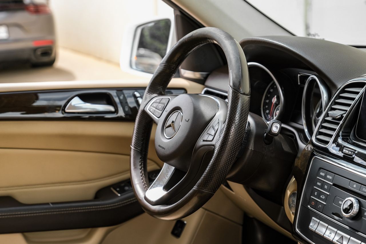 Mercedes-Benz GLE Vehicle Main Gallery Image 14
