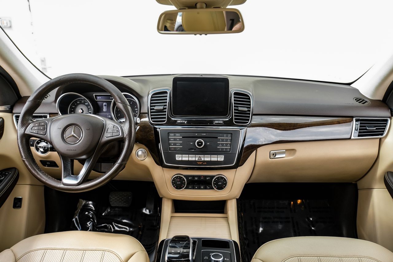 Mercedes-Benz GLE Vehicle Main Gallery Image 15