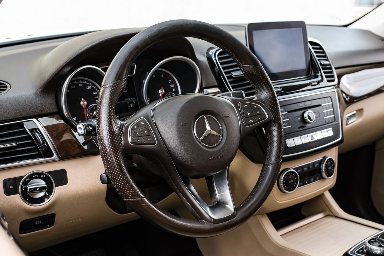 Mercedes-Benz GLE Vehicle Main Gallery Image 16
