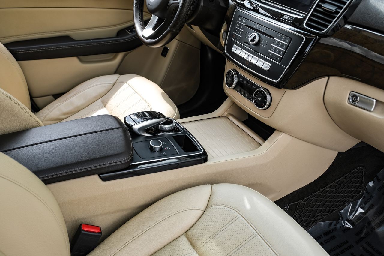 Mercedes-Benz GLE Vehicle Main Gallery Image 22