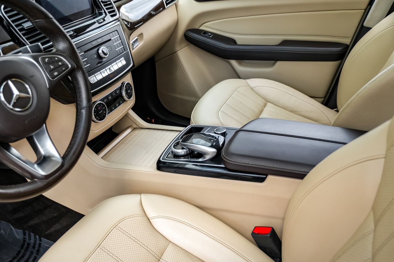 Mercedes-Benz GLE Vehicle Main Gallery Image 23