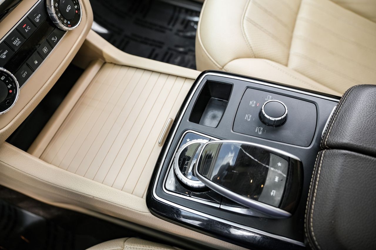 Mercedes-Benz GLE Vehicle Main Gallery Image 24