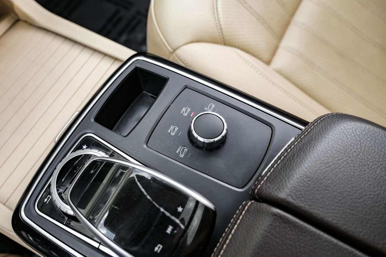 Mercedes-Benz GLE Vehicle Main Gallery Image 25