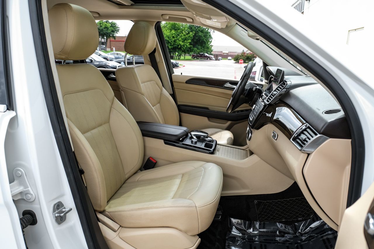 Mercedes-Benz GLE Vehicle Main Gallery Image 32