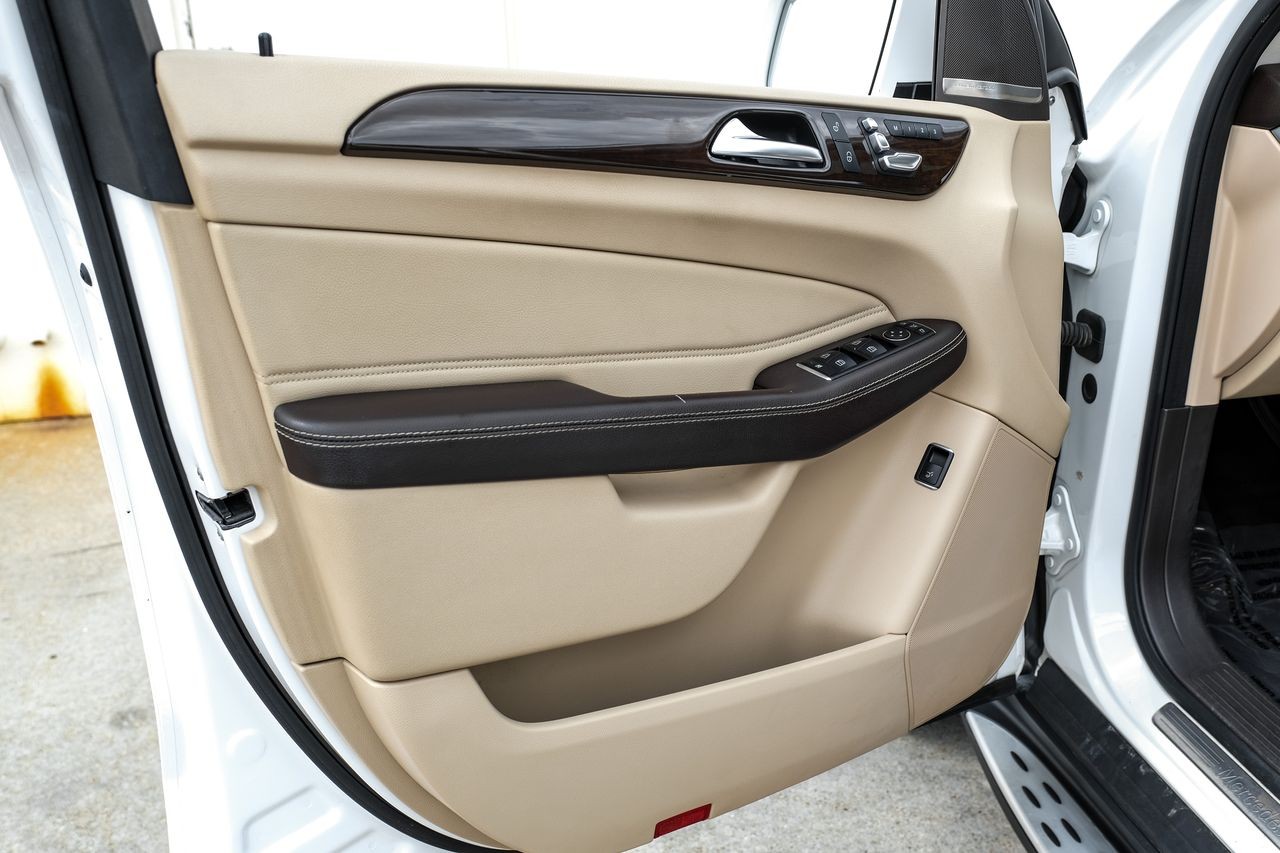 Mercedes-Benz GLE Vehicle Main Gallery Image 40