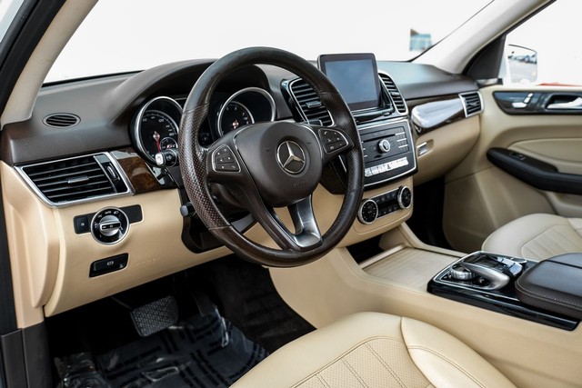 Mercedes-Benz GLE Vehicle Main Gallery Image 03