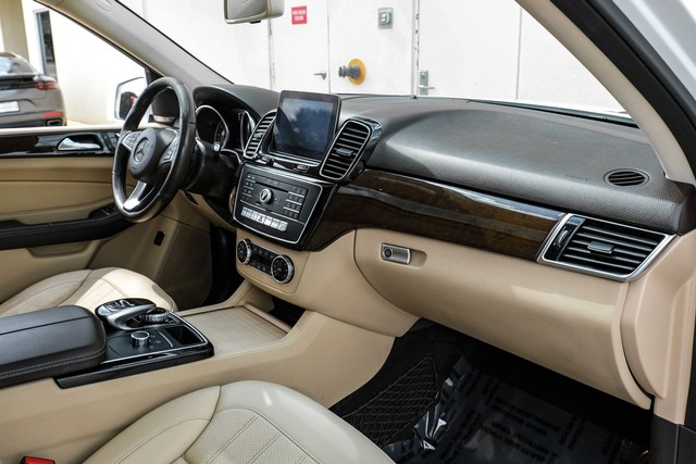 Mercedes-Benz GLE Vehicle Main Gallery Image 13