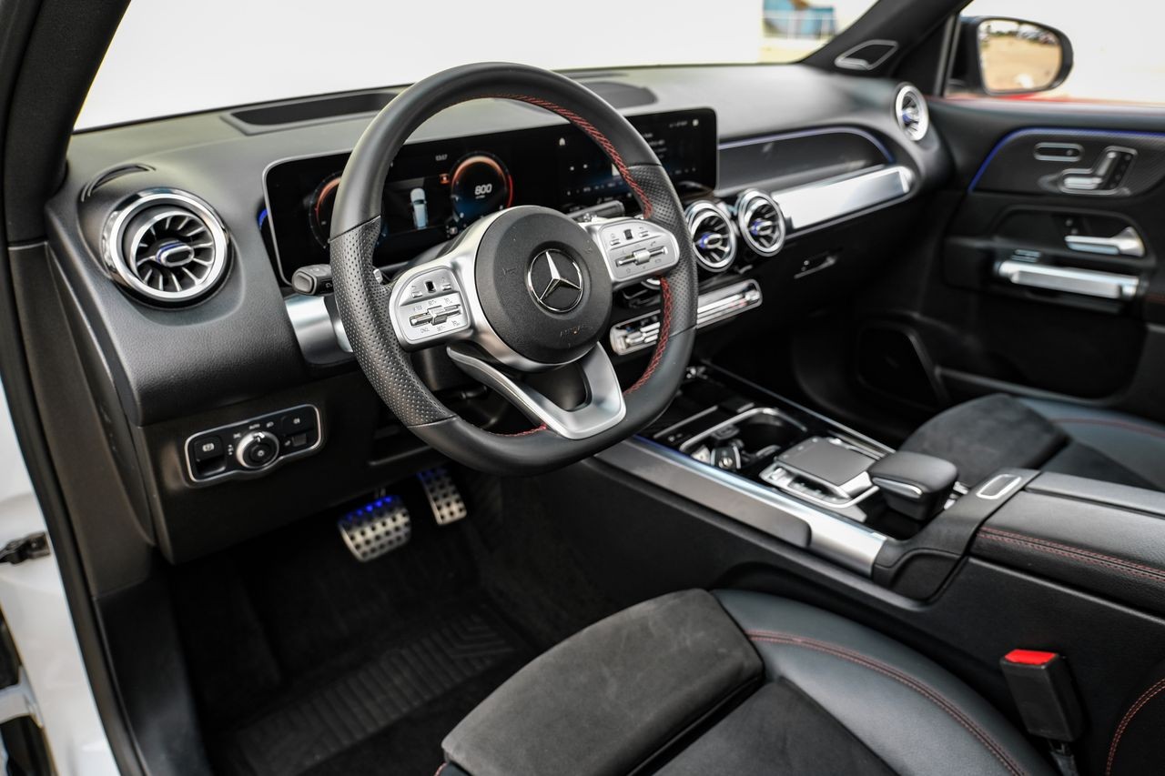 Mercedes-Benz GLB Vehicle Main Gallery Image 03