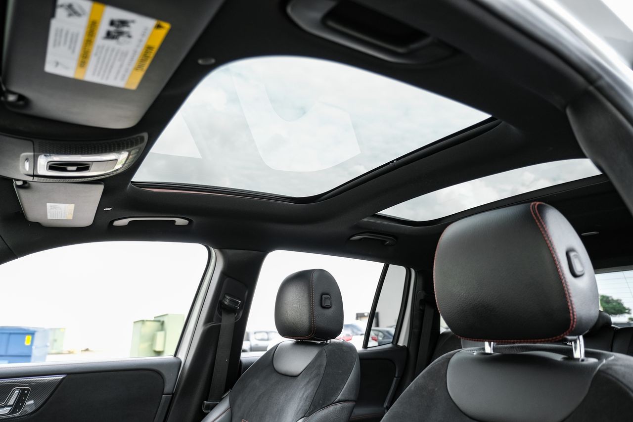 Mercedes-Benz GLB Vehicle Main Gallery Image 05
