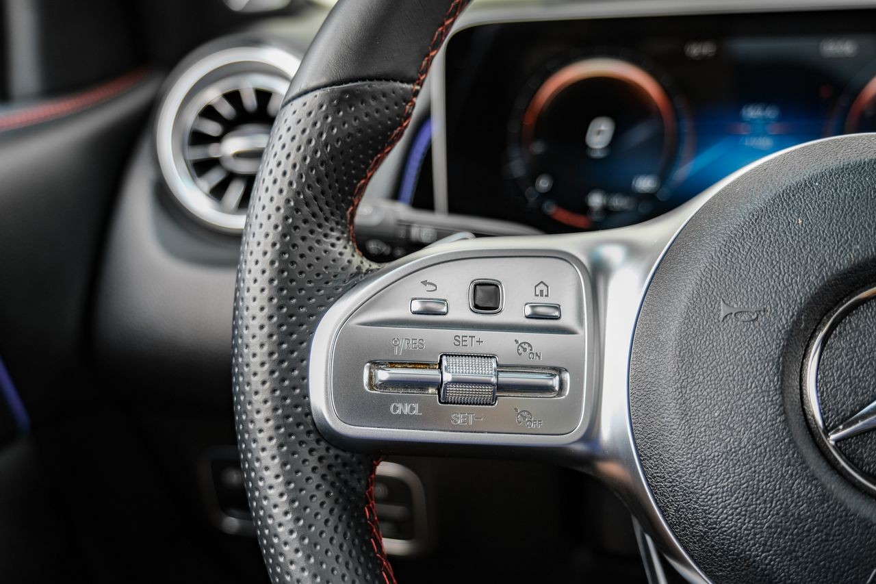 Mercedes-Benz GLB Vehicle Main Gallery Image 16