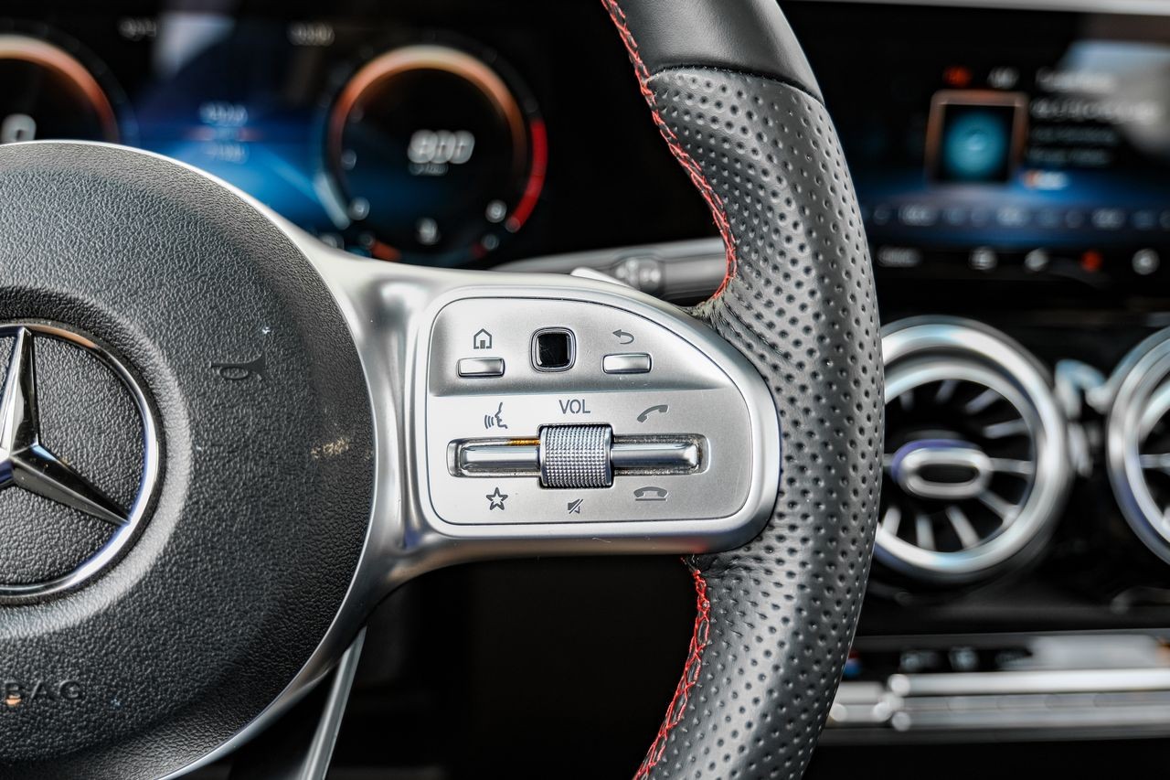 Mercedes-Benz GLB Vehicle Main Gallery Image 17