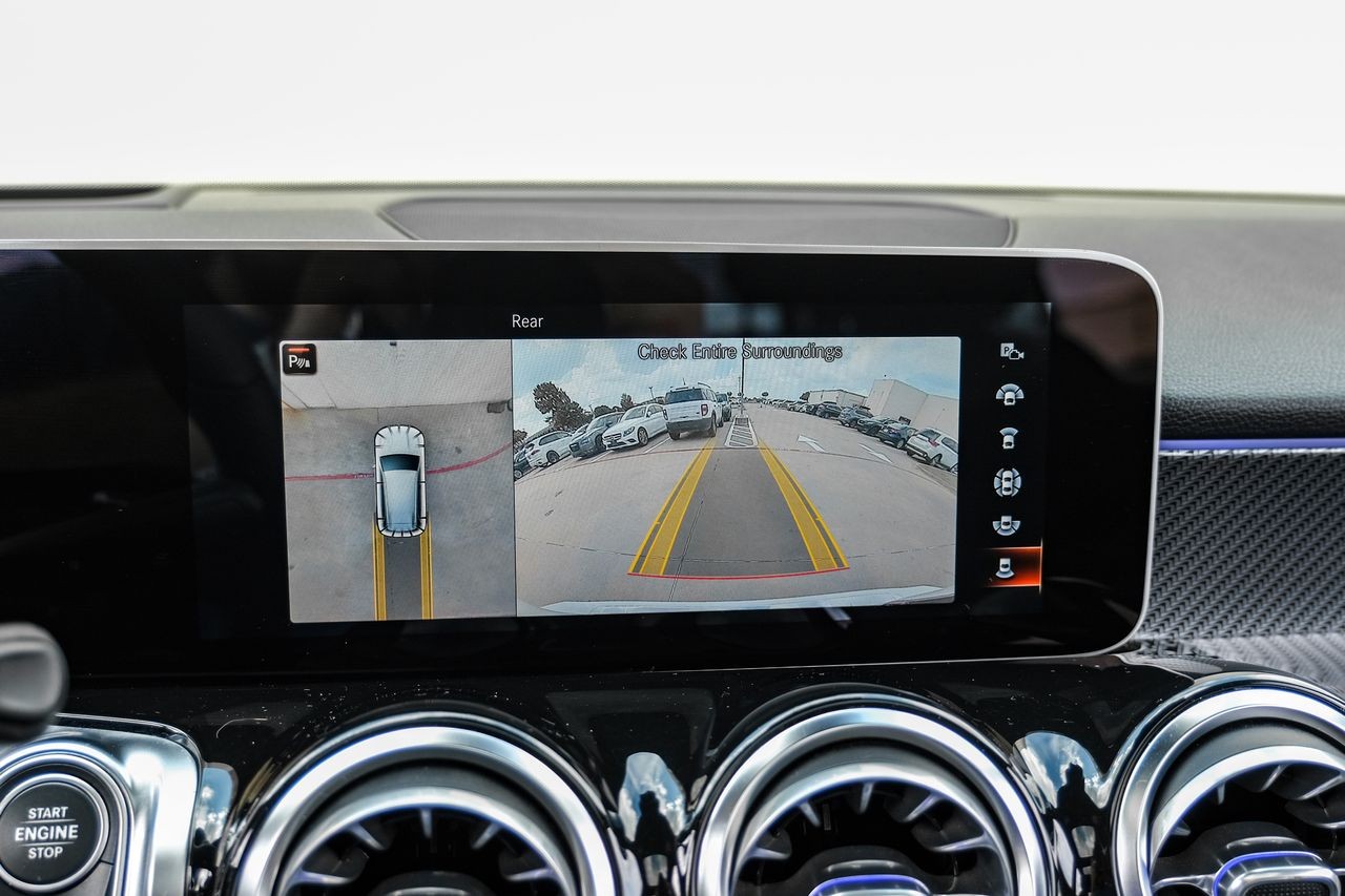 Mercedes-Benz GLB Vehicle Main Gallery Image 21