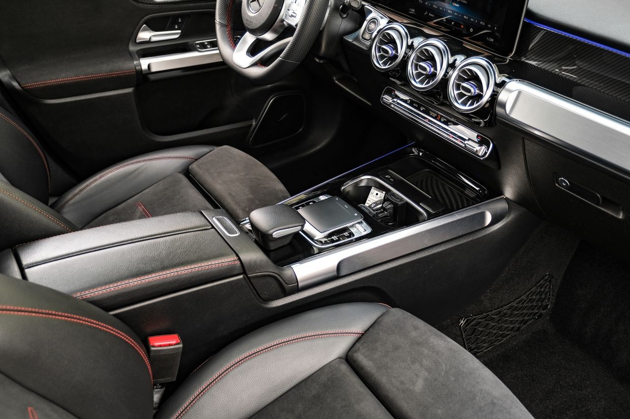Mercedes-Benz GLB Vehicle Main Gallery Image 22