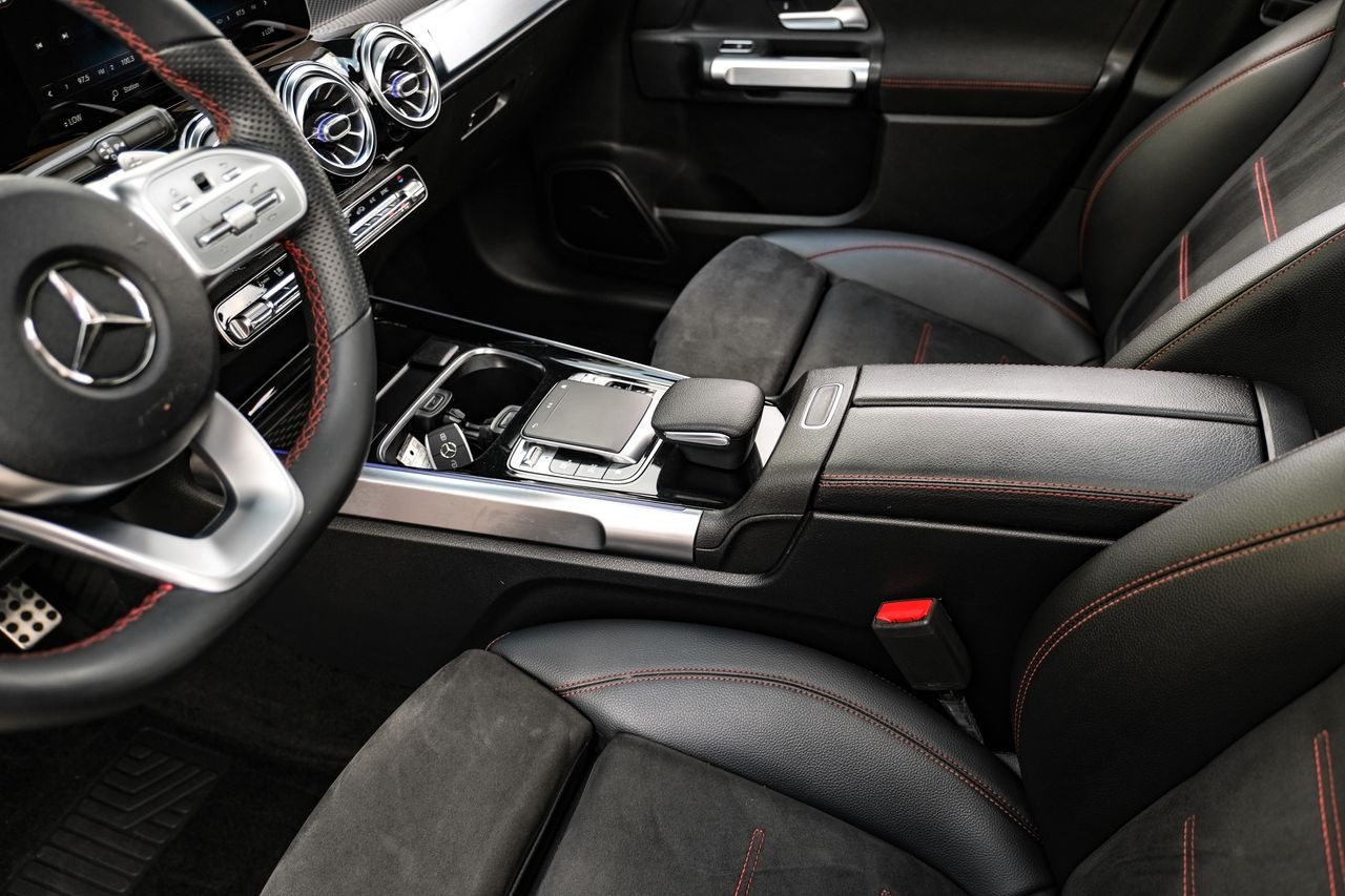 Mercedes-Benz GLB Vehicle Main Gallery Image 23