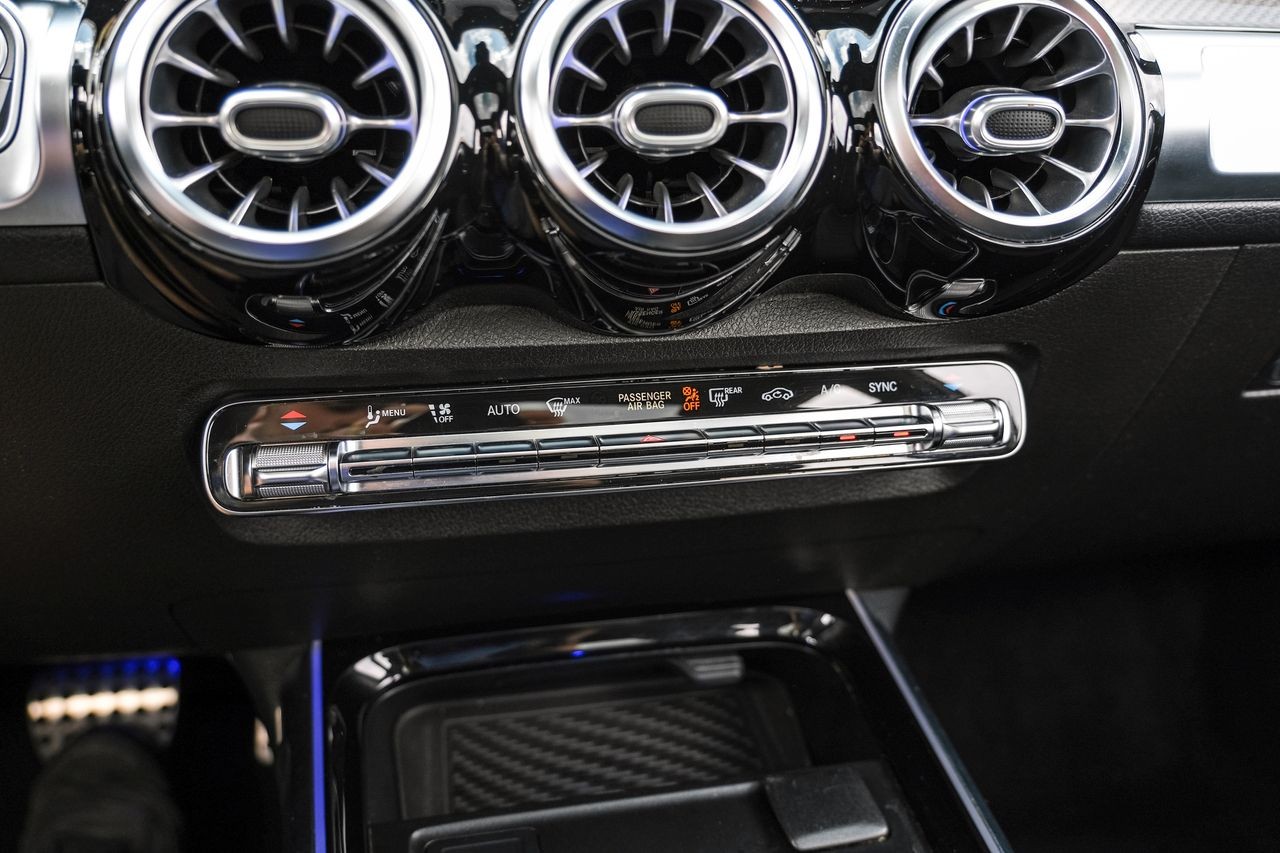 Mercedes-Benz GLB Vehicle Main Gallery Image 25