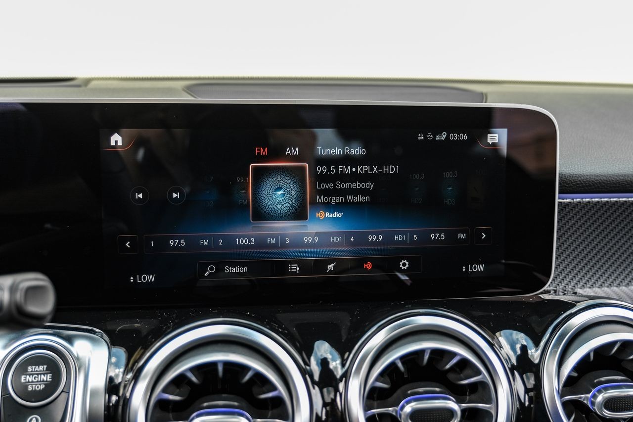 Mercedes-Benz GLB Vehicle Main Gallery Image 26