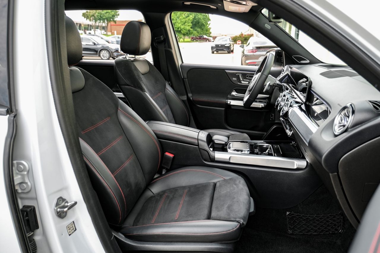 Mercedes-Benz GLB Vehicle Main Gallery Image 30